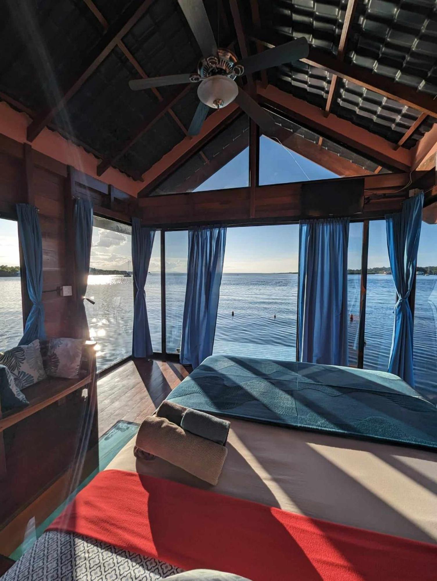 Barrbra Bnb Over The Sea Bocas del Toro Rum bild